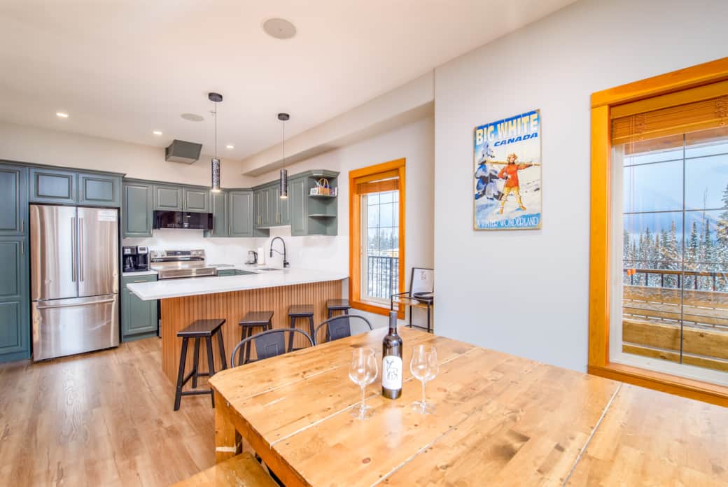 Large Dining Area and Open Concept Kitchen with Eat-In Peninsula Large Dining Area and Open Concept Kitchen with Eat-In Peninsula
