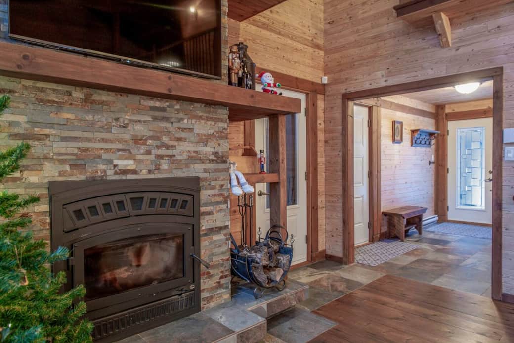 Salon avec foyer au bois