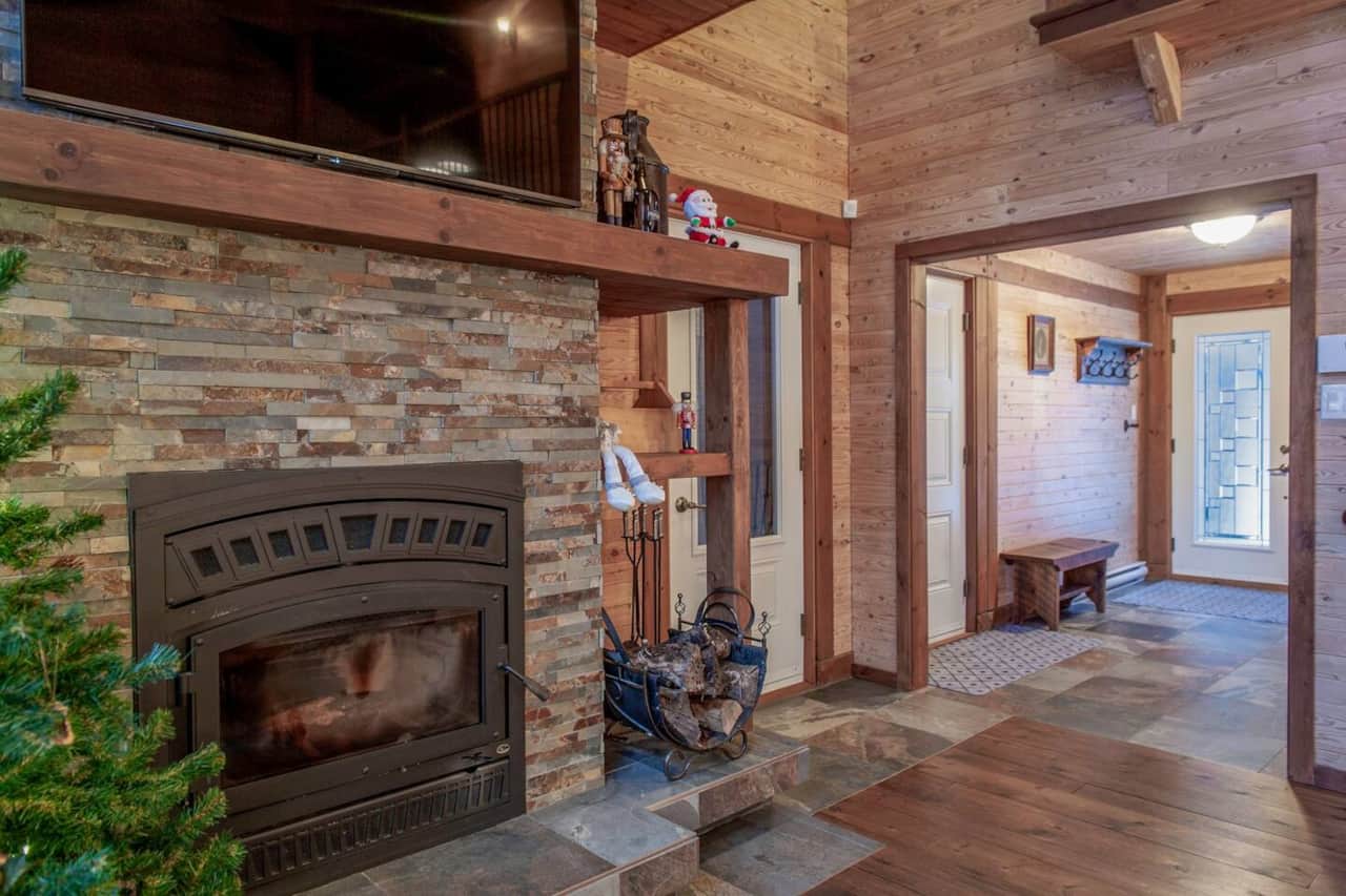 Salon avec foyer au bois