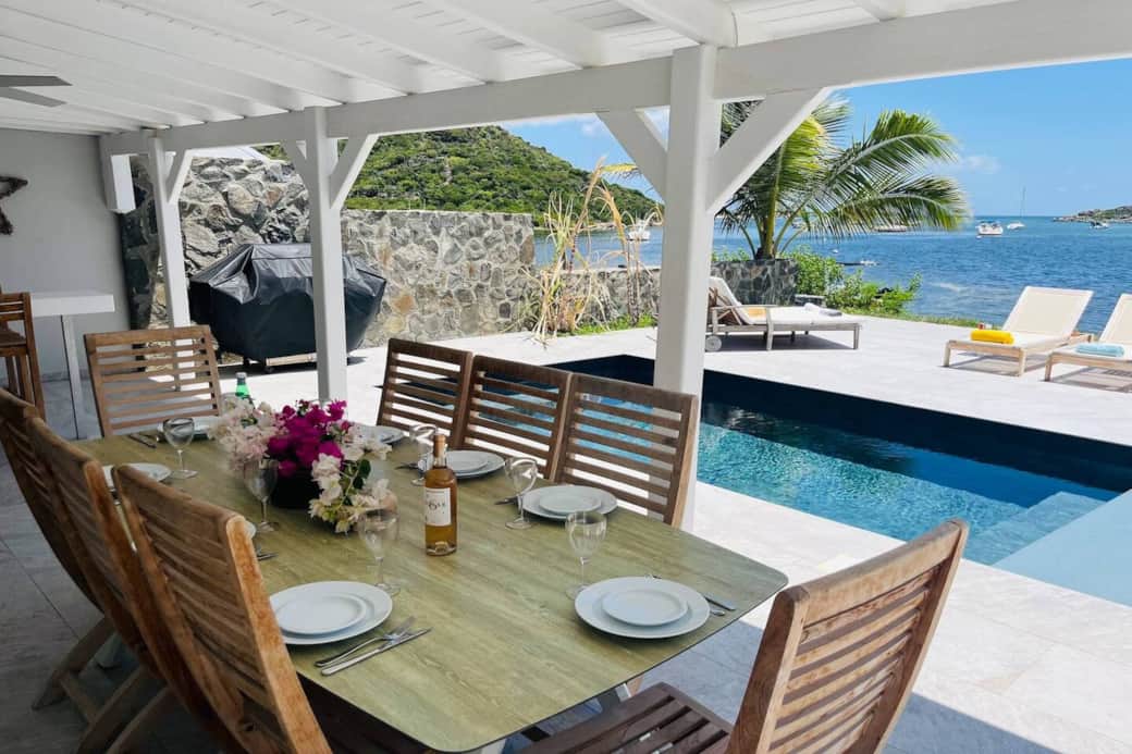 Outdoor area with swimming pool, dining area with barbecue Chez Martine