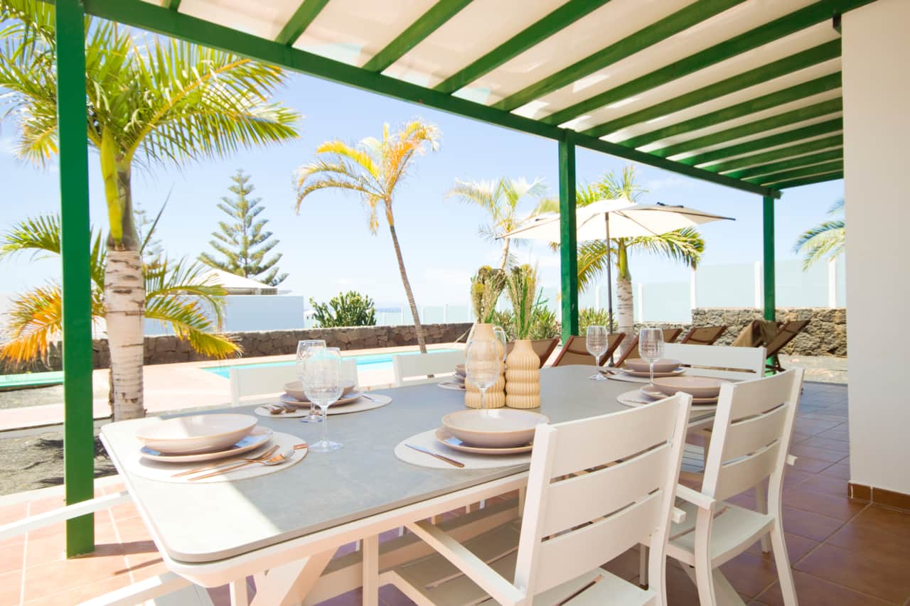 Comedor exterior cubierto en villa vacacional cerca de Playa Dorada, Villa Costa Papagayo 19