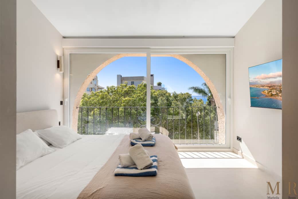 The masterbedroom with ocean and beachi vew