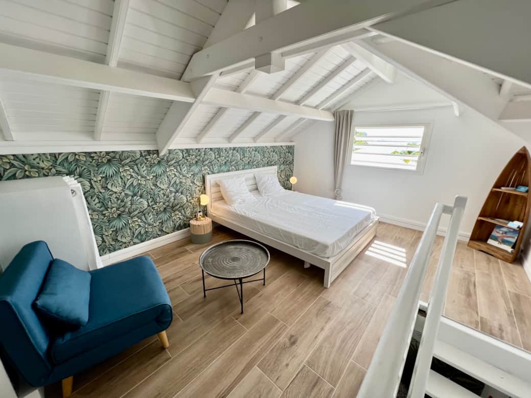Grande chambre lit Queen size à l'étage-Duplex LA JUNGLE BLEUE - Résidence Anse MARGOT - SAINT MA Grande chambre lit Queen size à l'étage-Duplex LA JUNGLE BLEUE - Résidence Anse MARGOT - SAINT MA