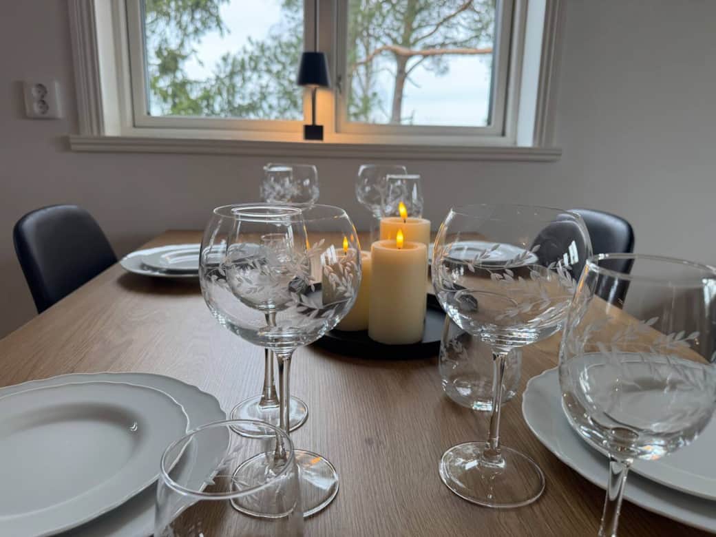 Matplats vid fönstret – perfekt för frukost eller middag tillsammans. Matplats vid fönstret – perfekt för frukost eller middag tillsammans.