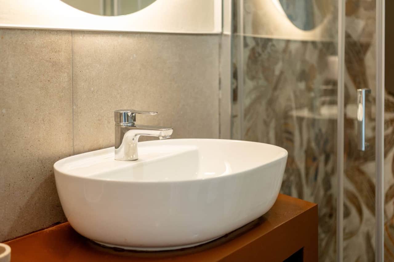 Dettaglio del lavabo dal design moderno ed elegante