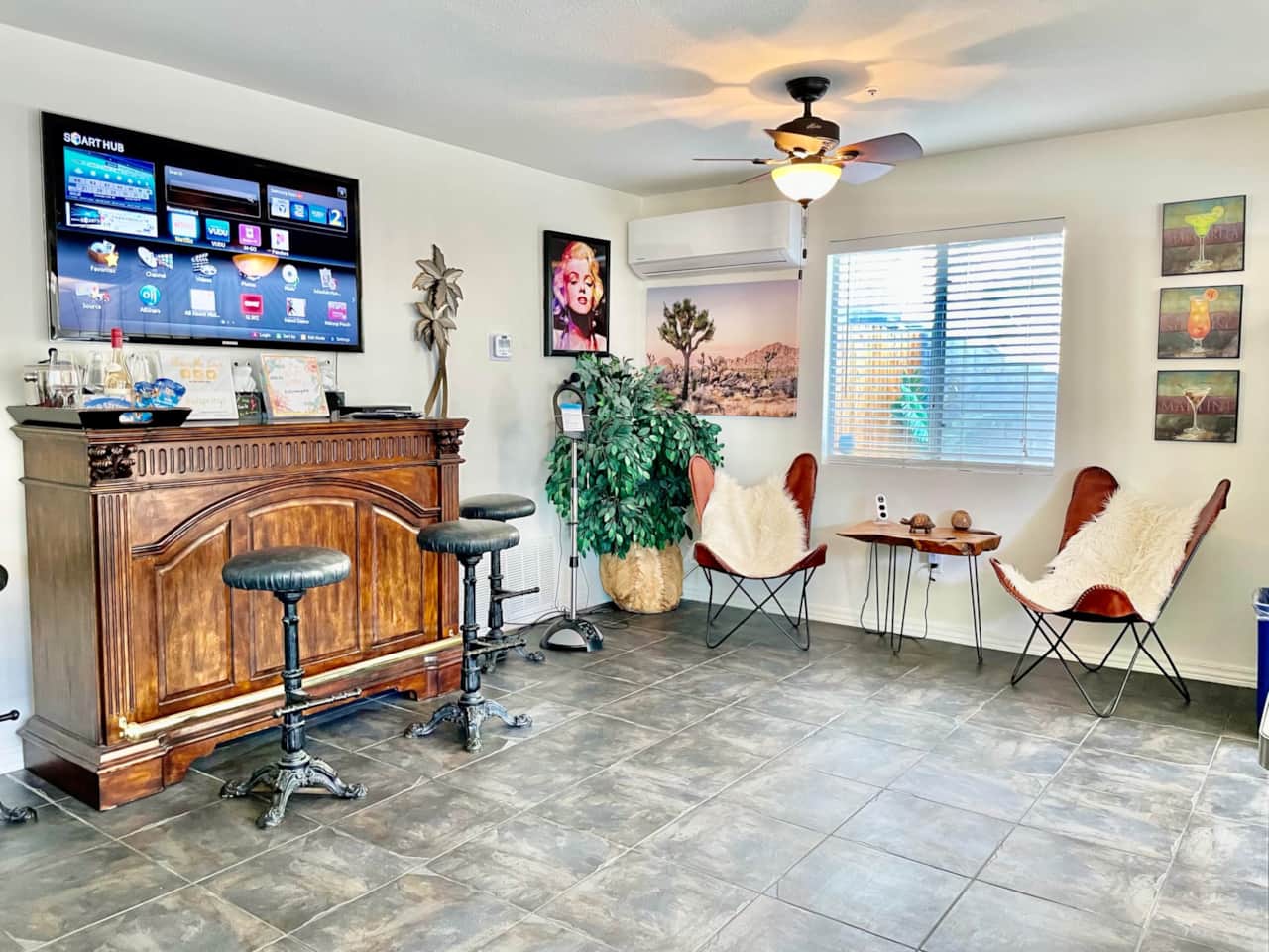 Bar area, karaoke, smart TV