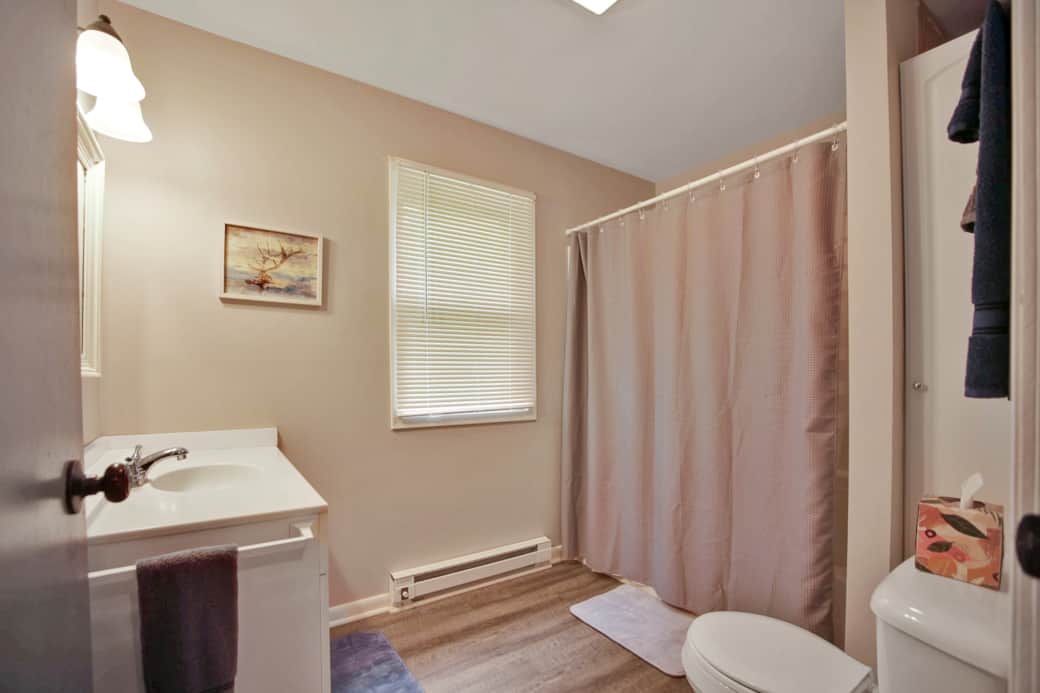 1 Bathroom, tub/shower combo, towels and hairdryer provided