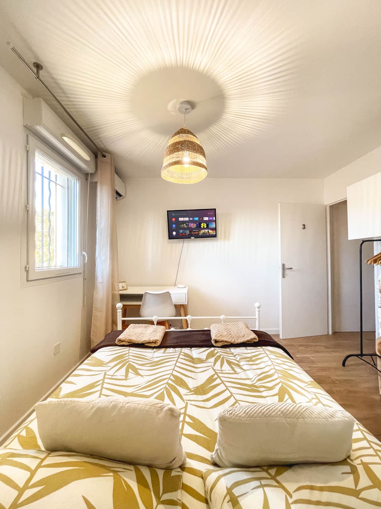 Quiet with connected TV (Netflix, etc.), work space and kitchenette