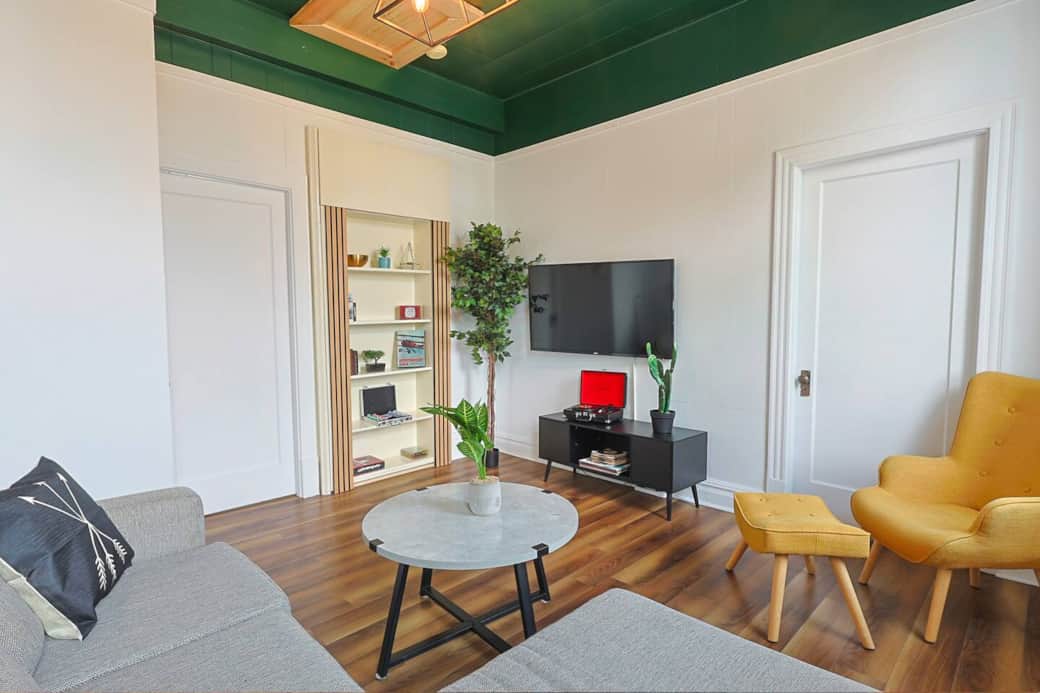 Living room with TV, vinyl, board games… and a little secret well hidden behind the bookcase 😉 Living room with TV, vinyl, board games… and a little secret well hidden behind the bookcase 😉
