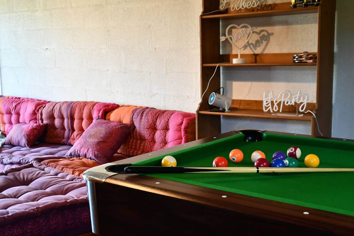 Salle de jeux complète : Billard, Babyfoot et Arcade pour petits et grands