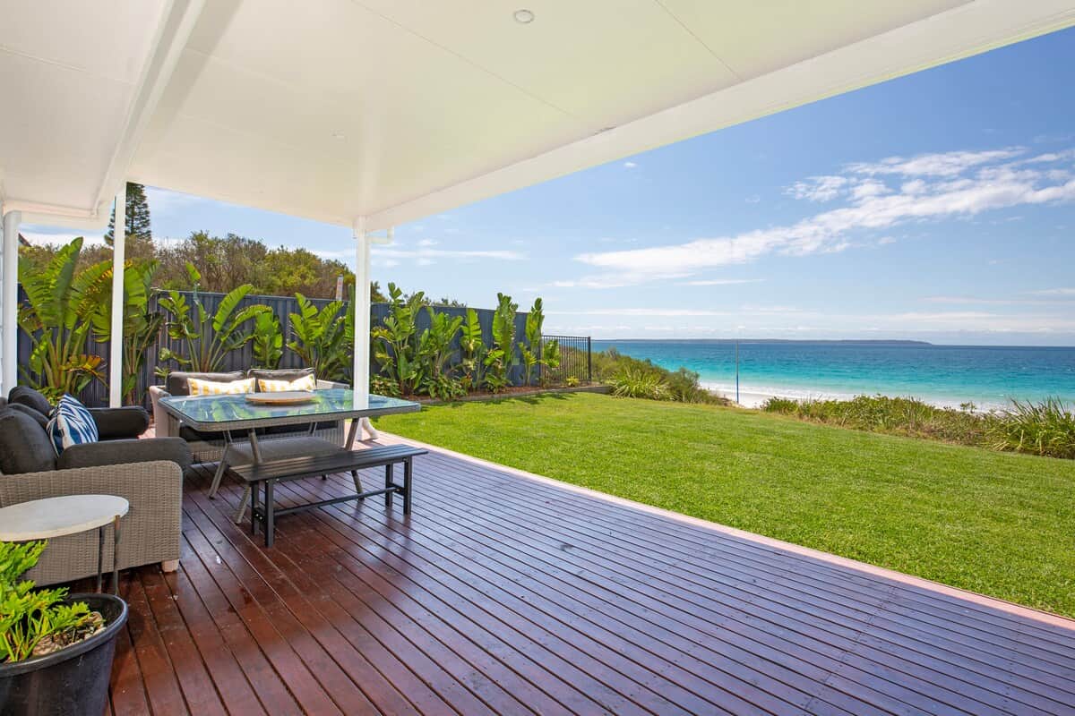 Outdoor dining, beachside