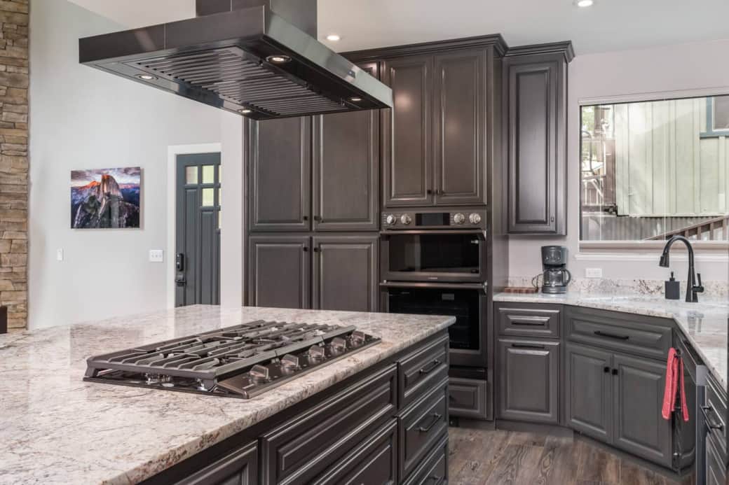 Samsung five-burner gas cooktop and vent.