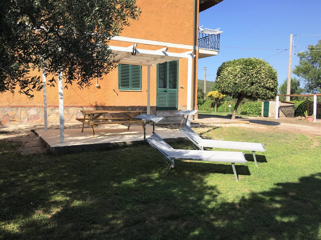 Il Giardino con comodi lettini prendisole