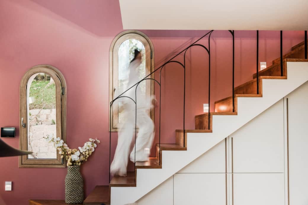 An arched staircase adds sculptural rhythm to this studio An arched staircase adds sculptural rhythm to this studio