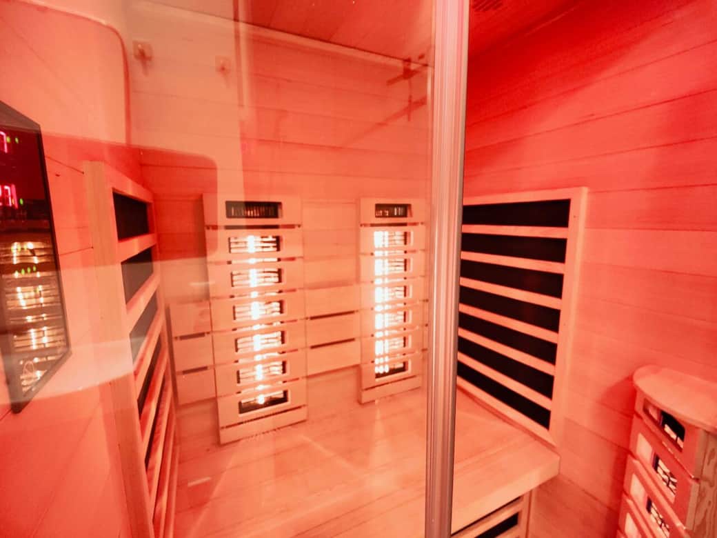 Geräumige 2 Personen Infarot Sauna zum entspannen.
