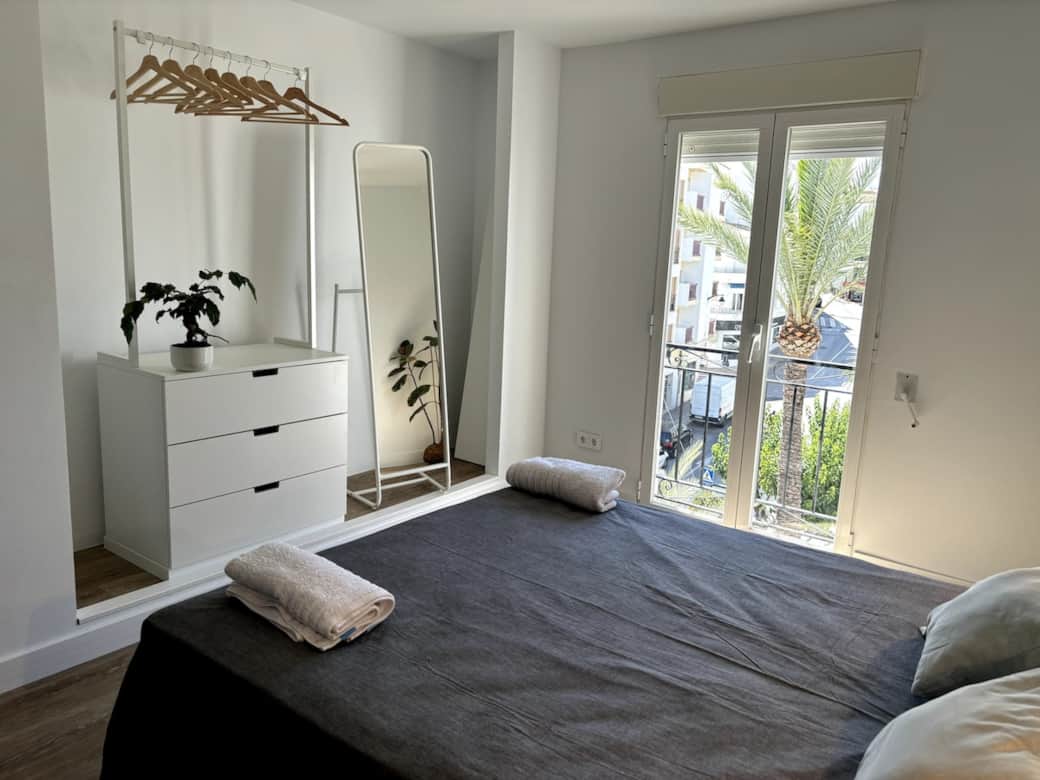 El apartamento cuenta con una habitación independiente equipada con una cama de matrimonio. Para una mayor capacidad, el salón dispone de una cama individual adicional y un sofá cama. El apartamento cuenta con una habitación independiente equipada con una cama de matrimonio. Para una mayor capacidad, el salón dispone de una cama individual adicional y un sofá cama.