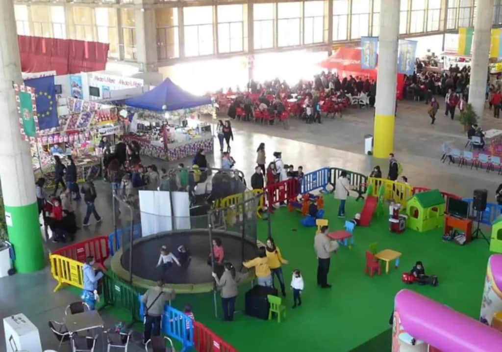 Familia disfrutando de actividades infantiles en Jerez