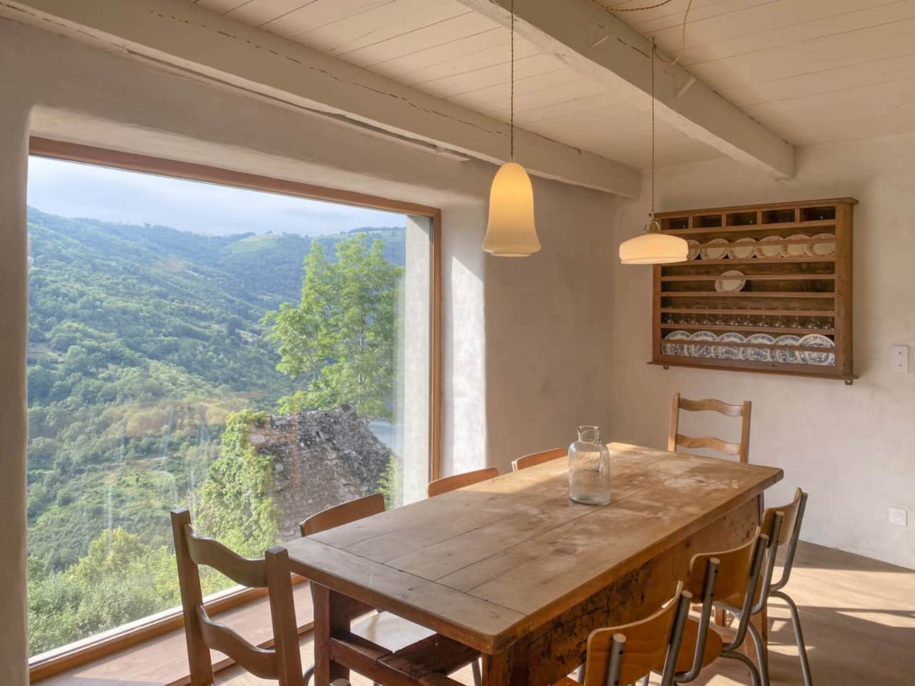 Salle à manger. Possibilité de rajouter une autre table pour mettre jusqu'à 12 pers.