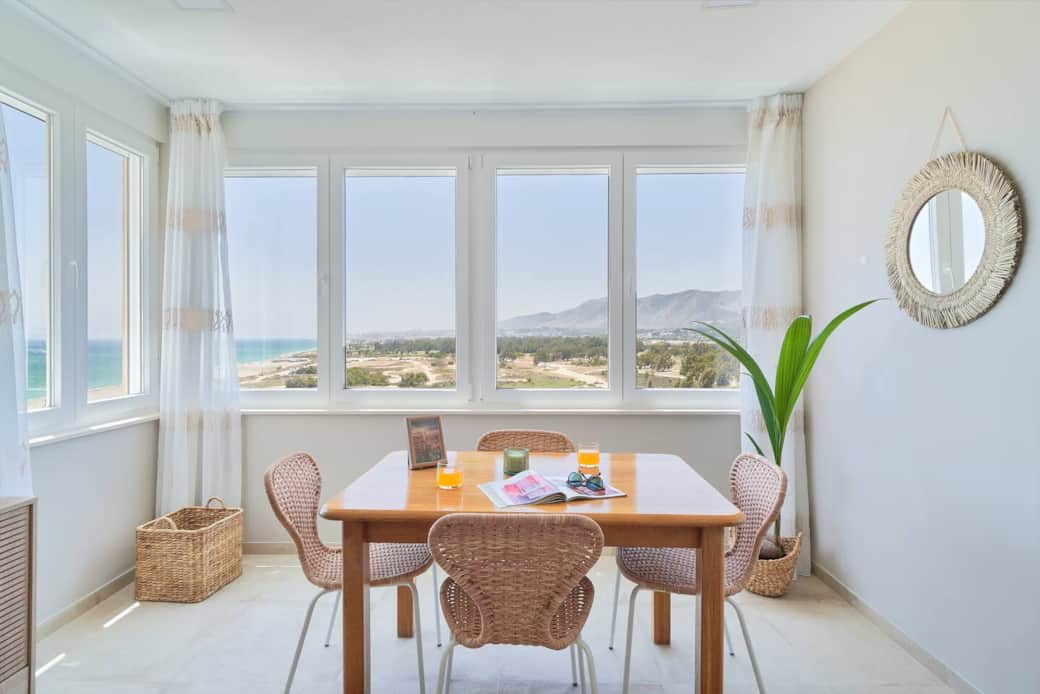 Disfruta de tu comida preferida en nuestro comedor con vistas al mar, montaña, paraje Natural de Guadalmar