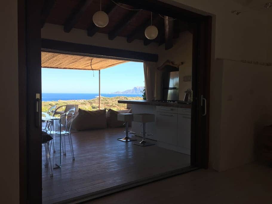 Soggiorno, affaccio verso la cucina esterna Soggiorno, affaccio verso la cucina esterna