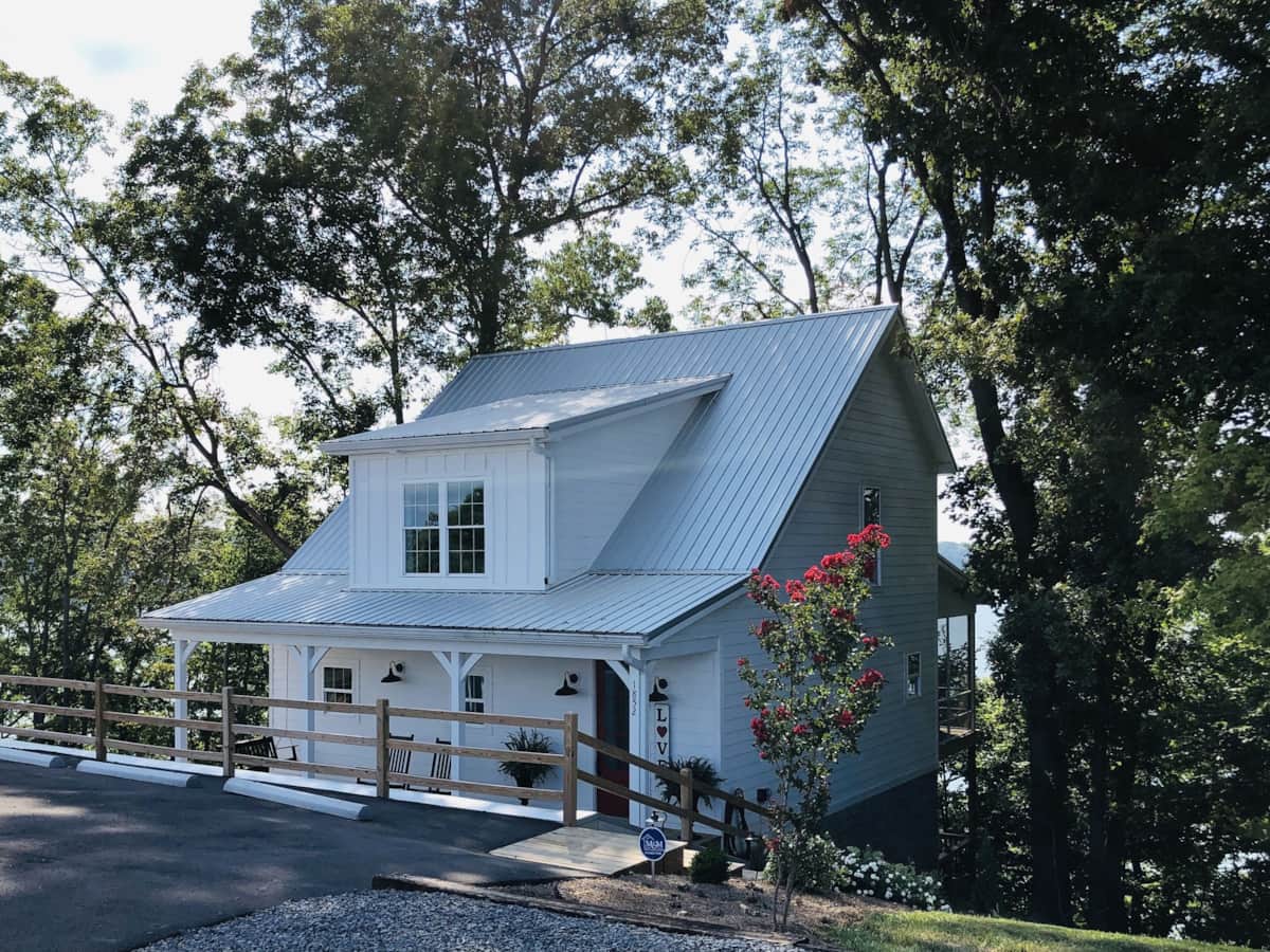 Barren River Lake Luxury Vacation Rental, Farmhouse with Water view