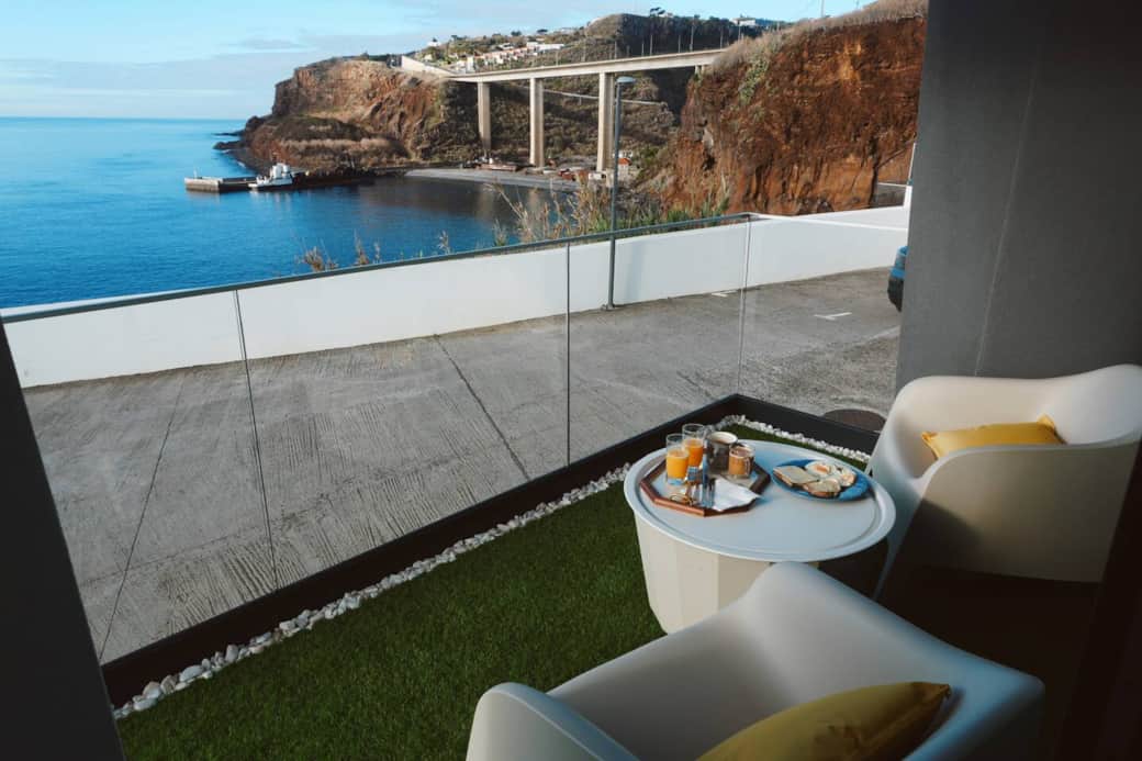 V -  Pequeno Almoço na Varanda