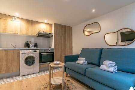 Salon avec cuisine équipée