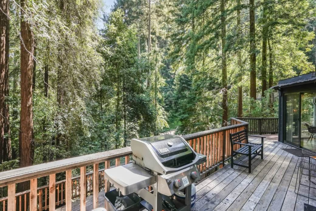Upper deck with gas grill
