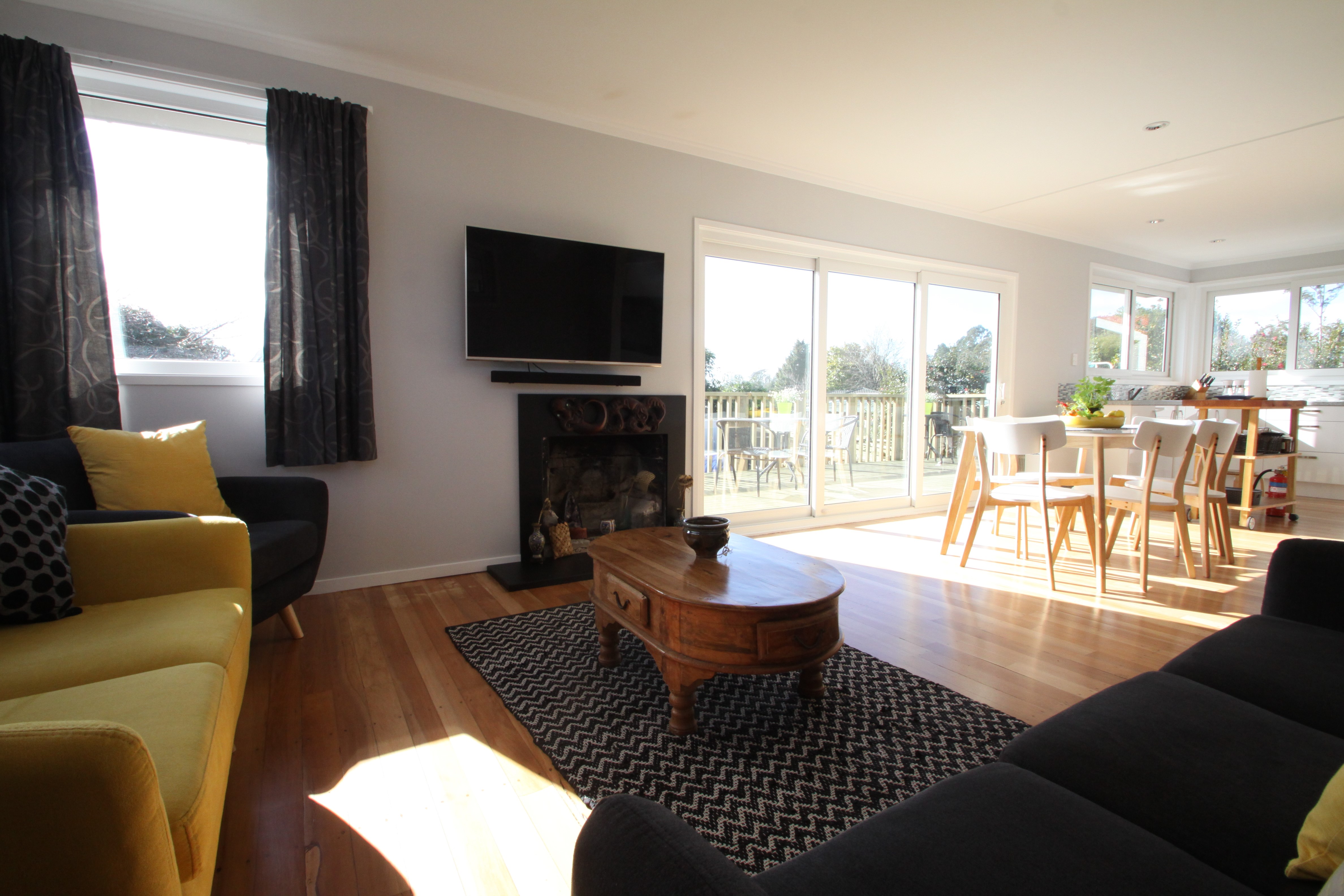 Netflix, Freeview, Sound bar with bluetooth