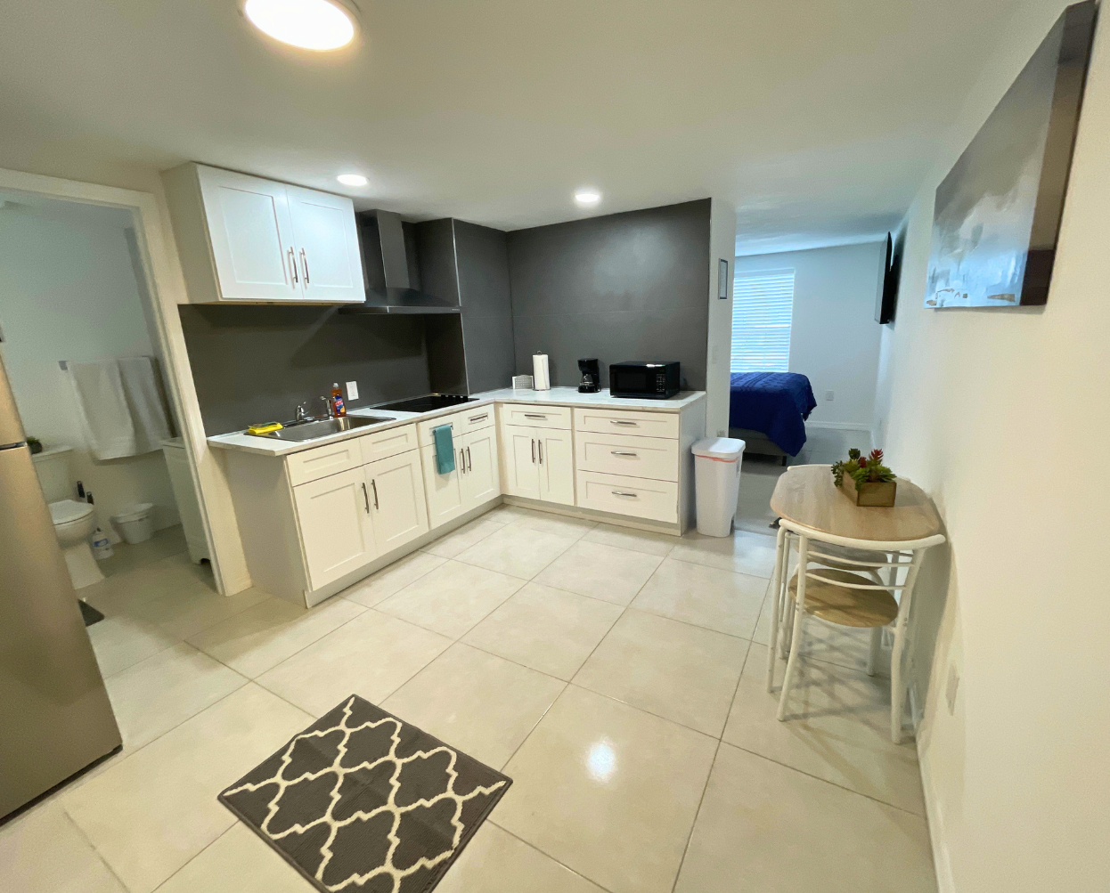Move-in-ready studio with a queen bed, Smart TV, kitchen & full bathroom. Lakeland, FL