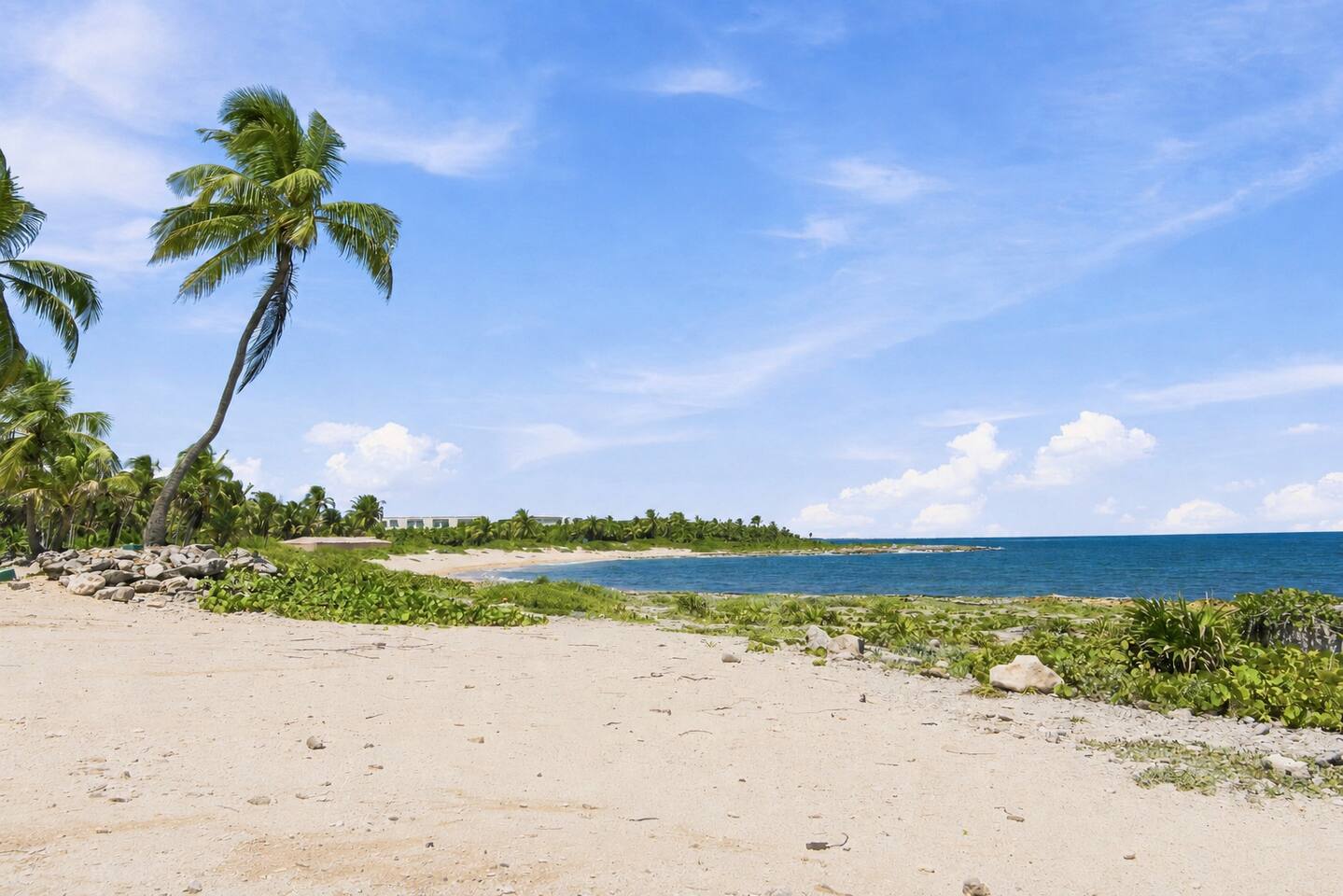 ¡Disfrute de la arenosa y apta para nadar Playa Tortuga, a solo 8 minutos a pie! ¿Prefiere caminar menos? Conduzca y estacione más cerca con estacionamiento gratuito, luego relájese en la arena y disfrute de las vistas al Caribe.