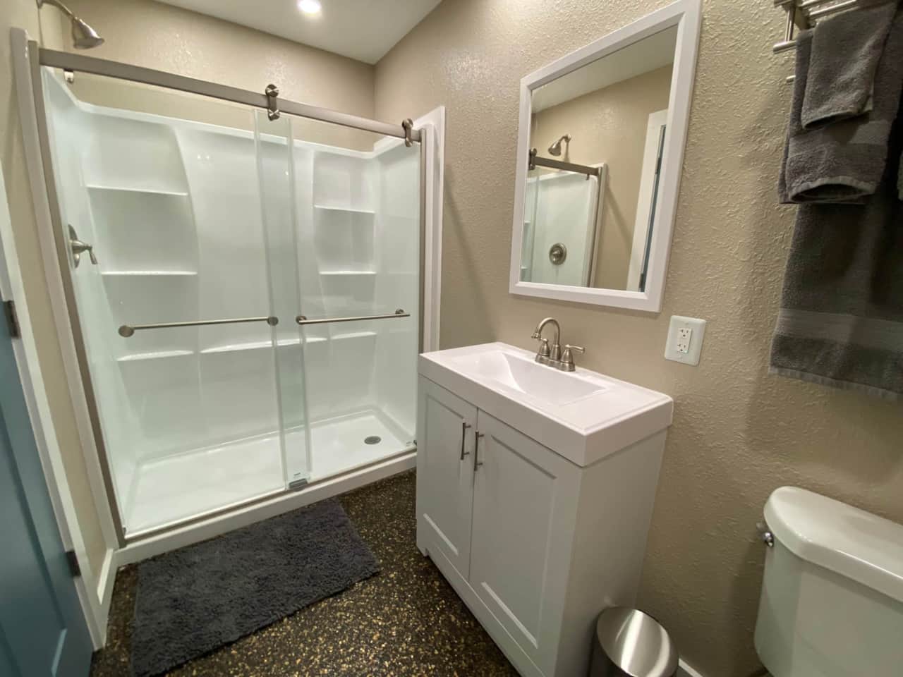Riverside Condo | West Bathroom