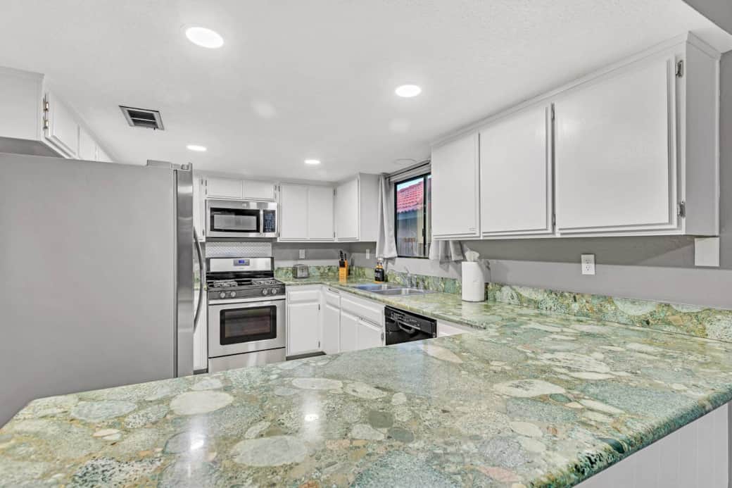 Fully equipped kitchen.