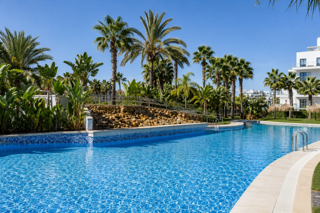 Piscina comunitaria y jardines Piscina comunitaria y jardines