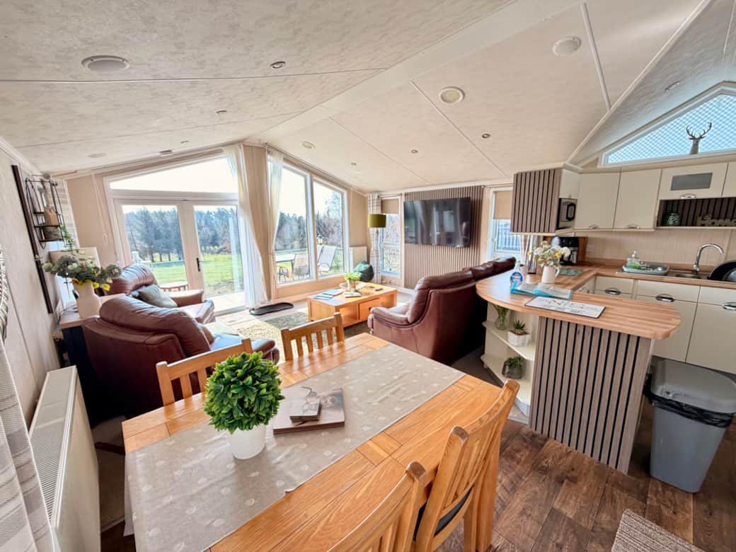 Fully Equipped Kitchen with oven, airfryer, toaster, microwave, kettle and more