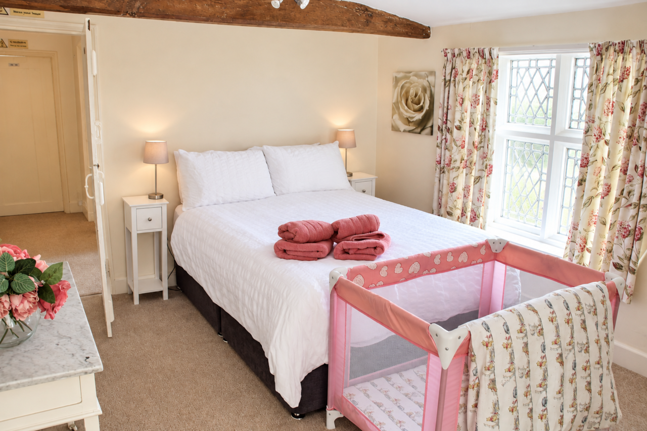 Double room with cot