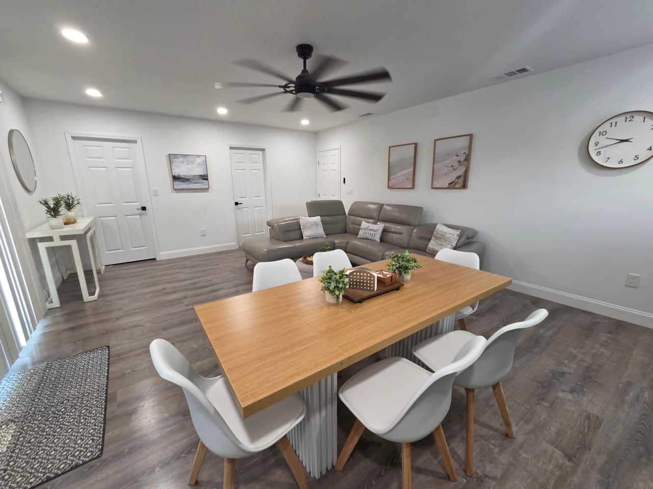 Cozy and bright space with decorative accents throughout. Lakeland, FL