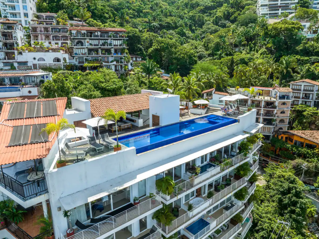 Rooftop Infinity Pool & Daybeds