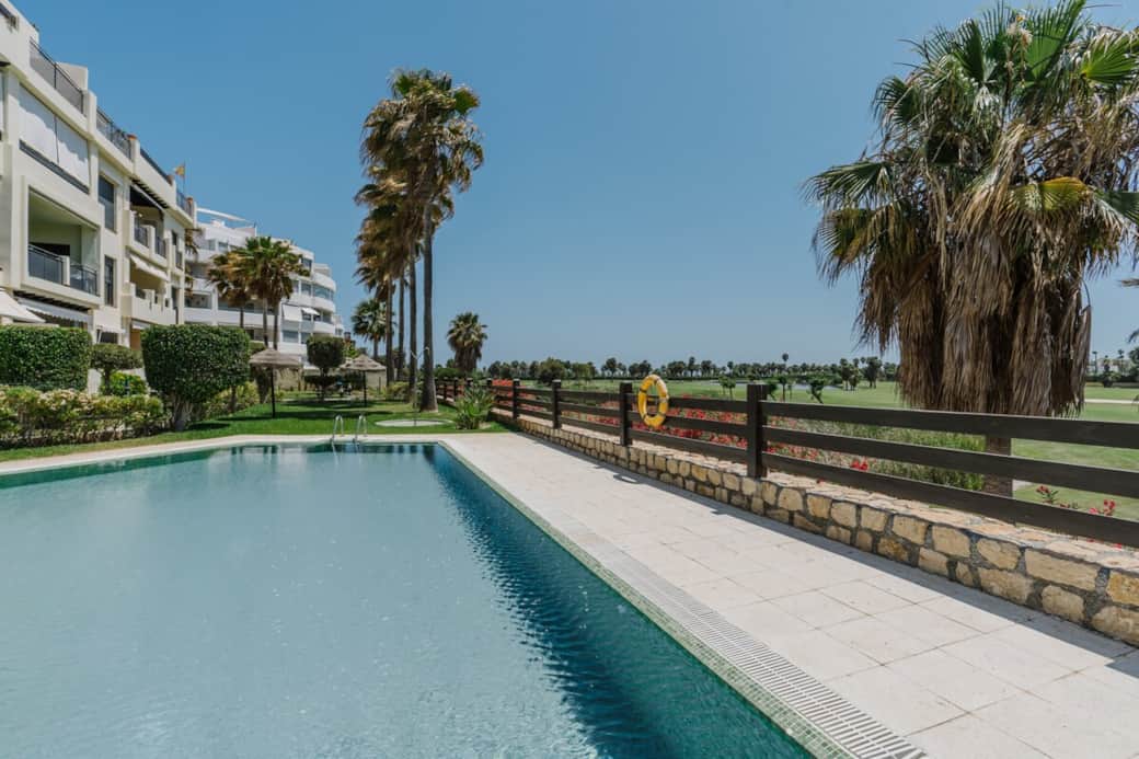 Relájate en la piscina con vistas panorámicas al campo de golf de Playa Granada. Ideal para nadar, tomar el sol o simplemente disfrutar del ambiente sereno entre palmeras y brisa marina.