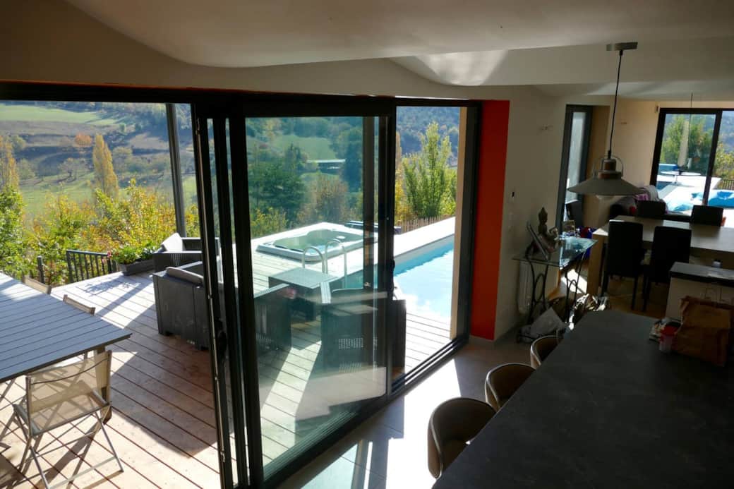 accès à une terrasse couverte  de 25 m2 pour des repas à l'abris de la chaleur