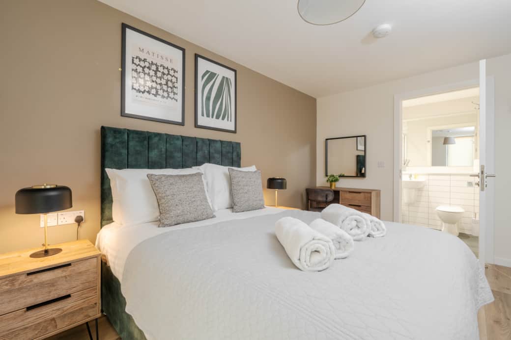 Double bedroom with en-suite Double bedroom with en-suite