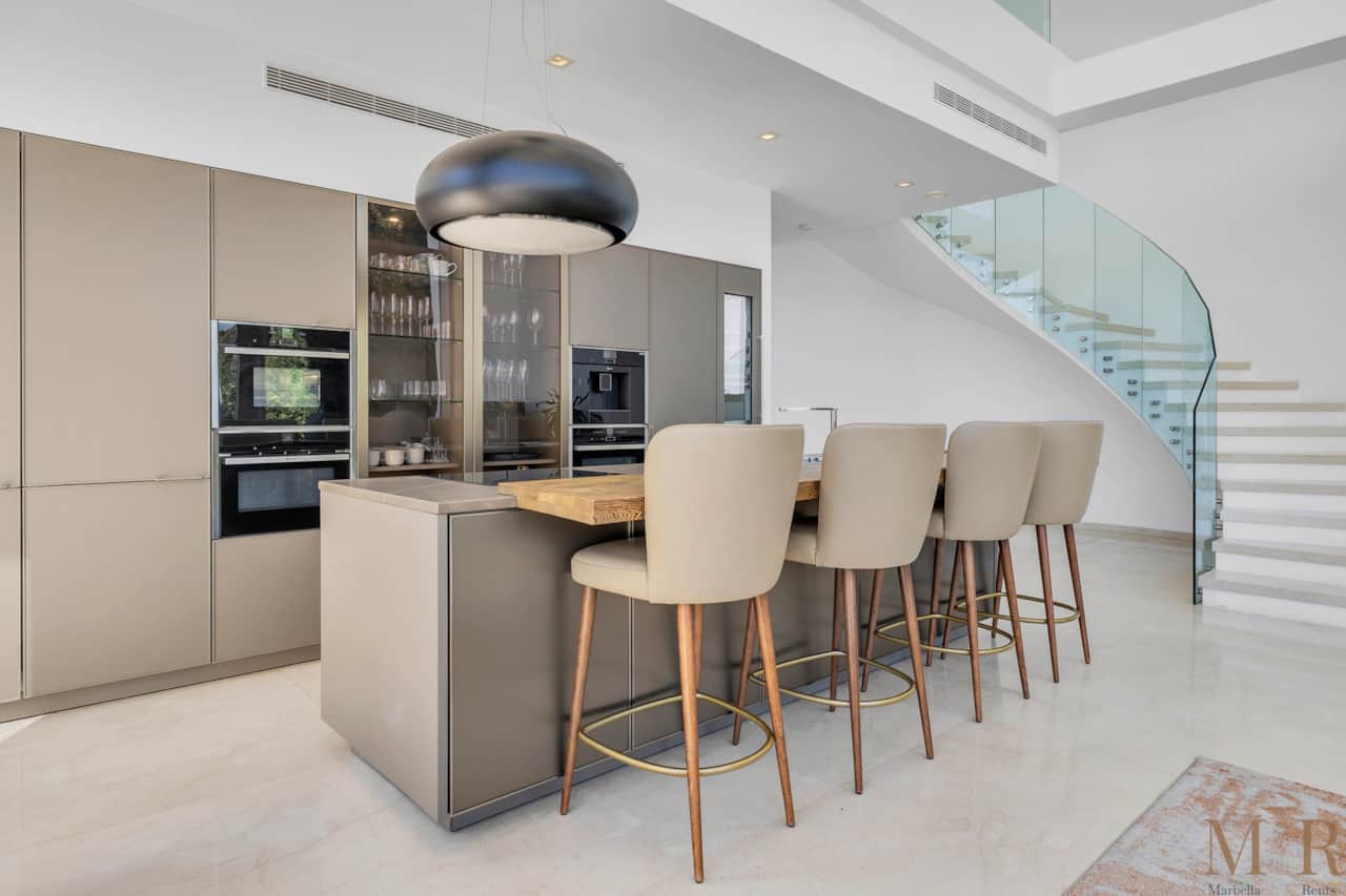 Fully equipped kitchen.