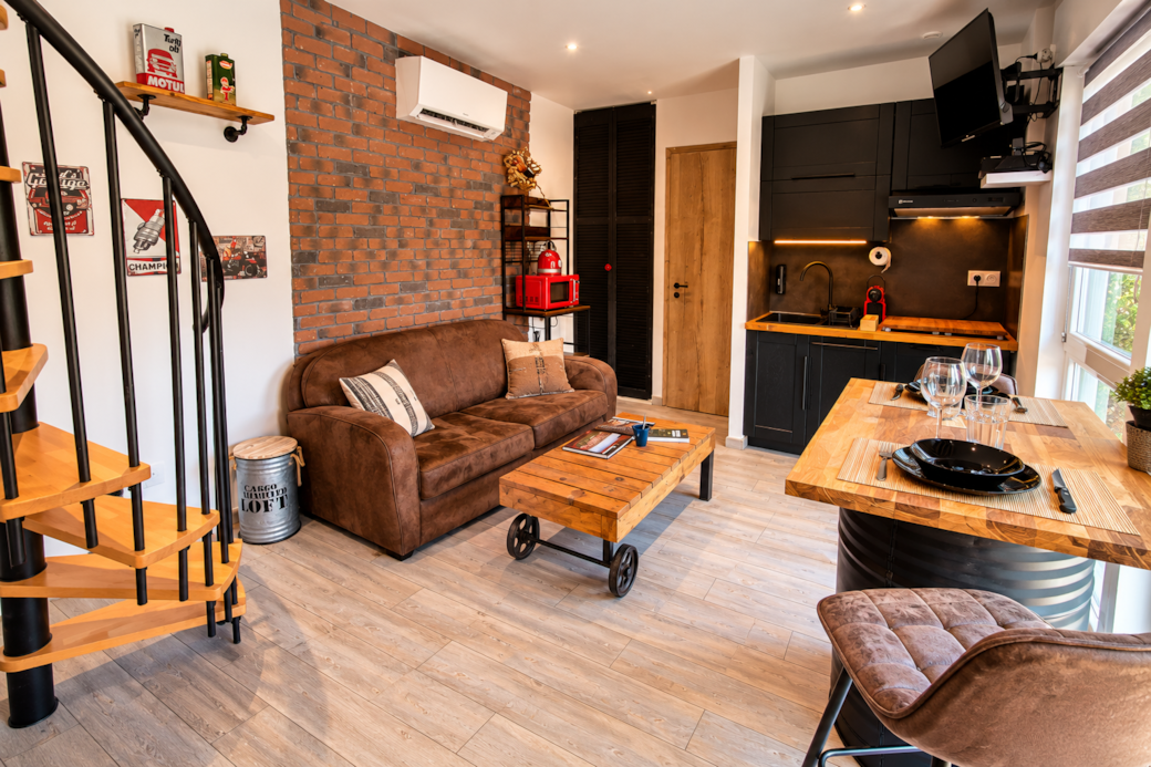 Intérieur du gîte L'Atelier des Songes, à la décoration industrielle et vintage, au Domaine EnergyZen près d'Obernai.