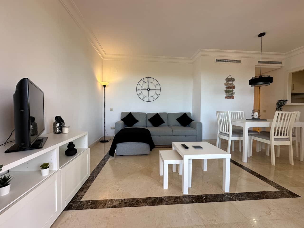 Sala de estar con TV y sofá cama.