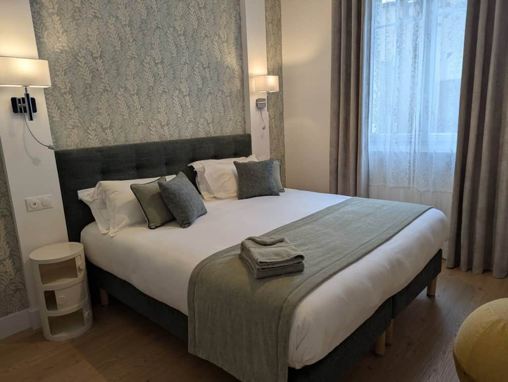 lit KING SIZE 180cm matelas 
literie qualité hôtelière . matelas 28cm
