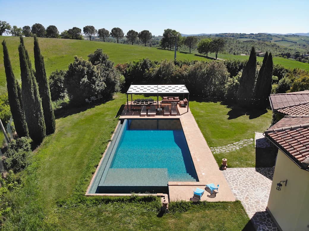 Piscina privata con pergola attrezzata