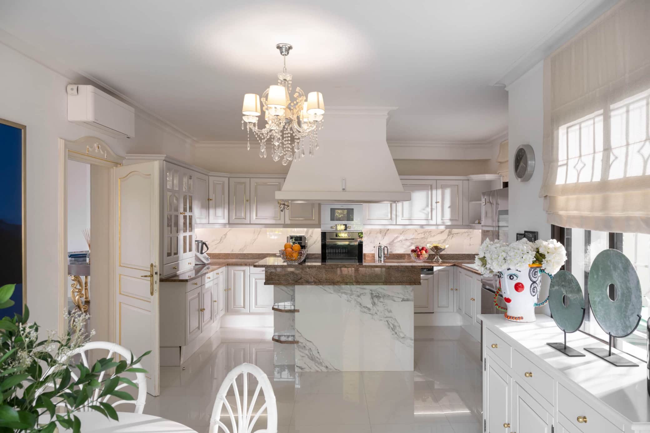 Fully equipped kitchen with marble island