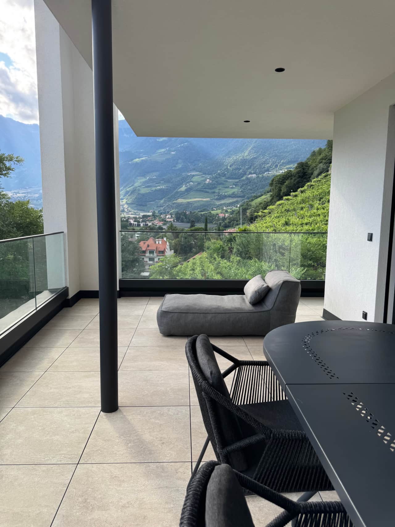 Balkon mit Aussicht auf die Weinberge und Meran