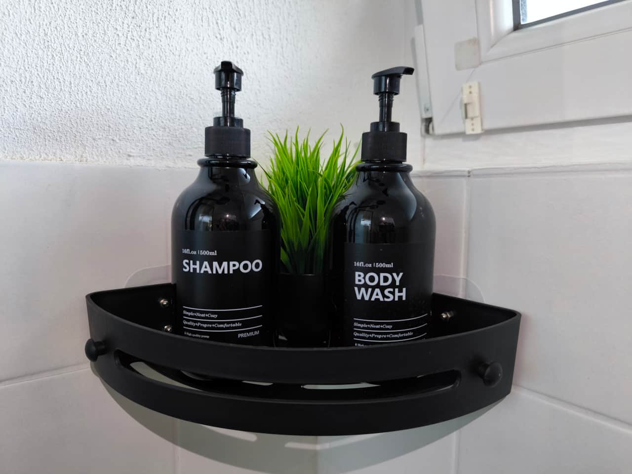 Rundum versorgt: Bei uns reist du mit leichtem Gepäck. Hochwertiges Shampoo und Duschgel stehen in stilvollen Spendern für deinen Wellness-Moment im Bad bereit.