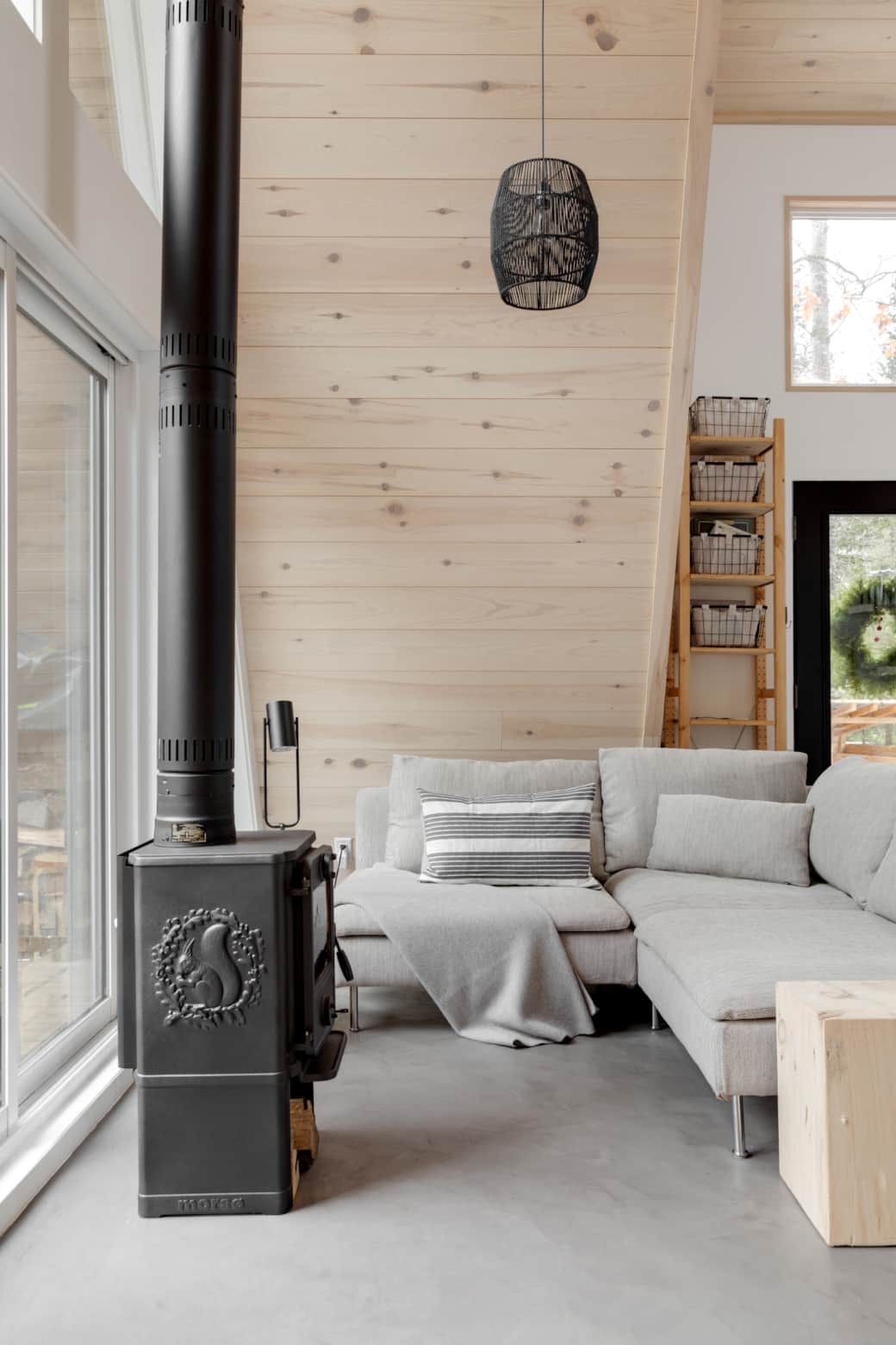 Grand salon lumineux — pour lire, jaser, ralentir. Crédit photo: @foundmythrill